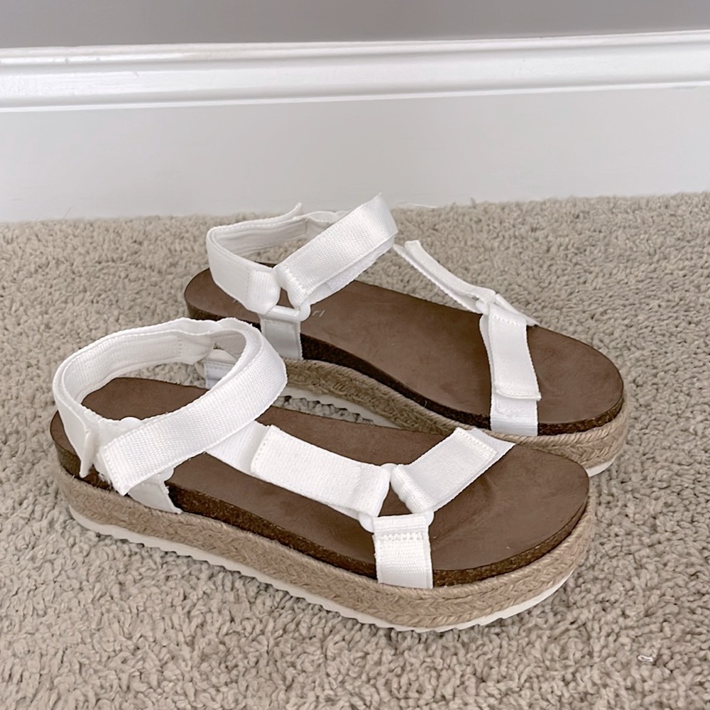 Women’s Madden Girl Cambridge platform espadrille strappy sandal- white size 7.5